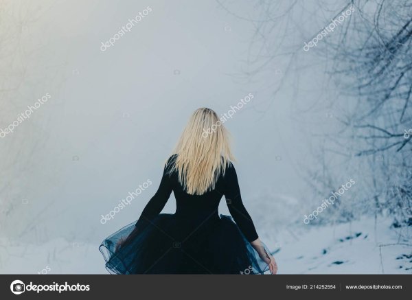 Зима девушка спиной