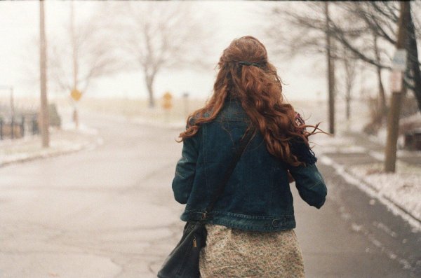 Зима девушка спиной