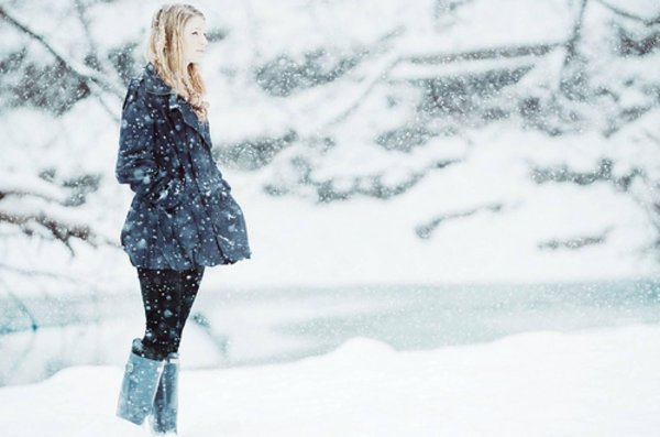 Зима девушка спиной