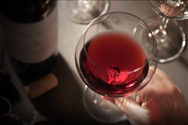 Девушка и бокал