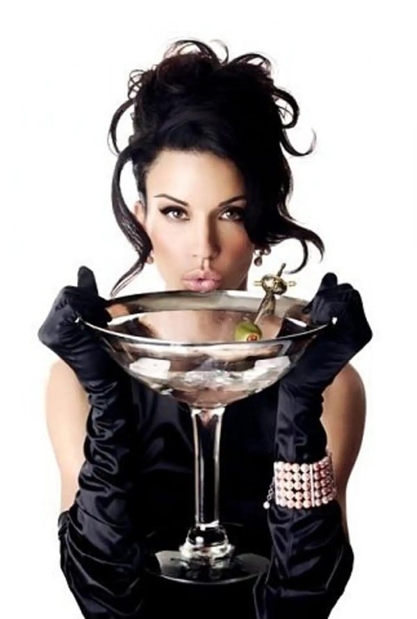 Девушка и бокал