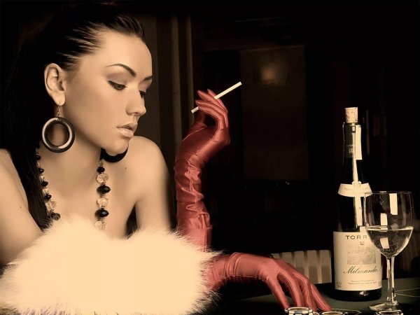 Девушка и бокал