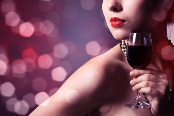 Девушка и бокал