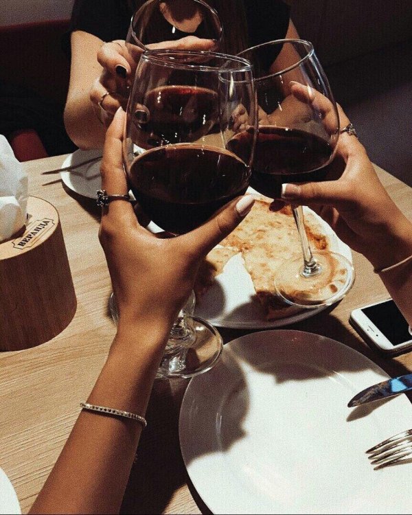 Девушка и бокал