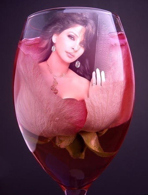 Девушка и бокал
