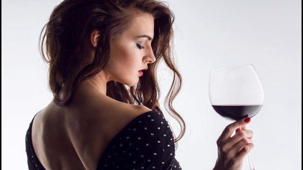 Девушка и бокал