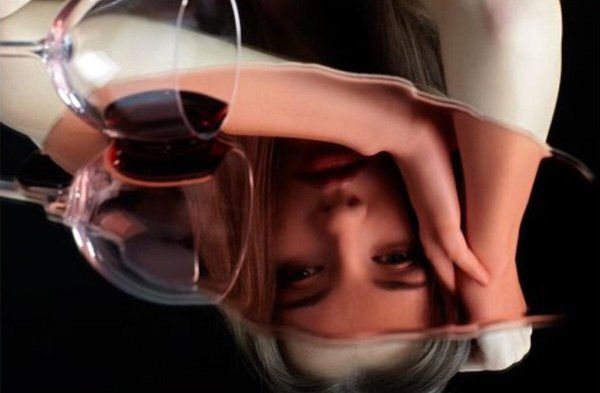 Девушка и бокал