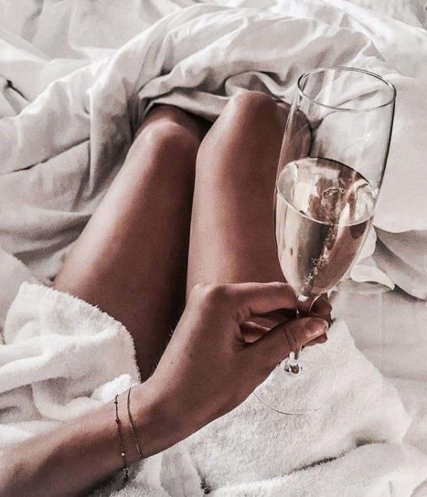 Девушка и бокал