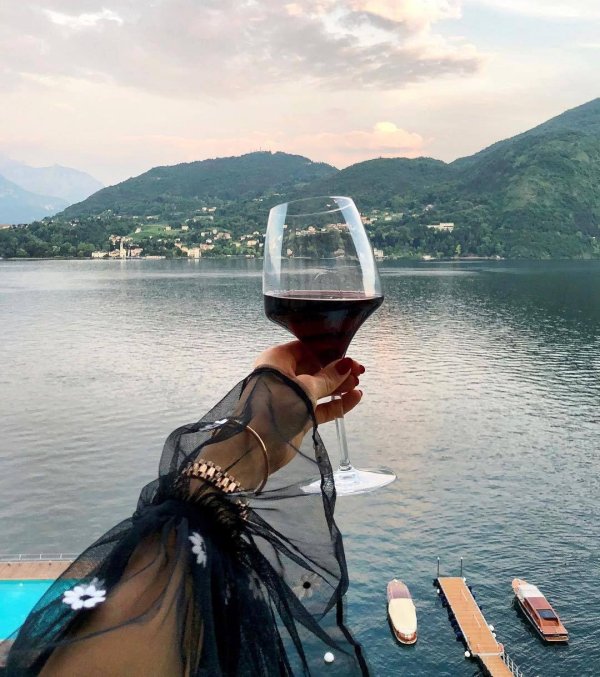 Девушка и бокал