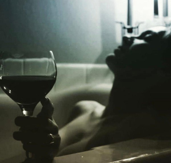 Девушка и бокал