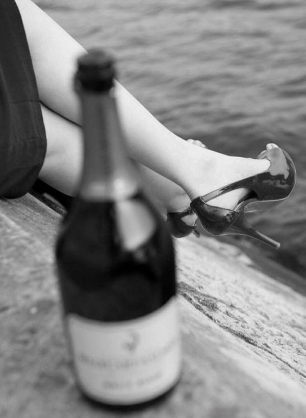 Девушка и бокал