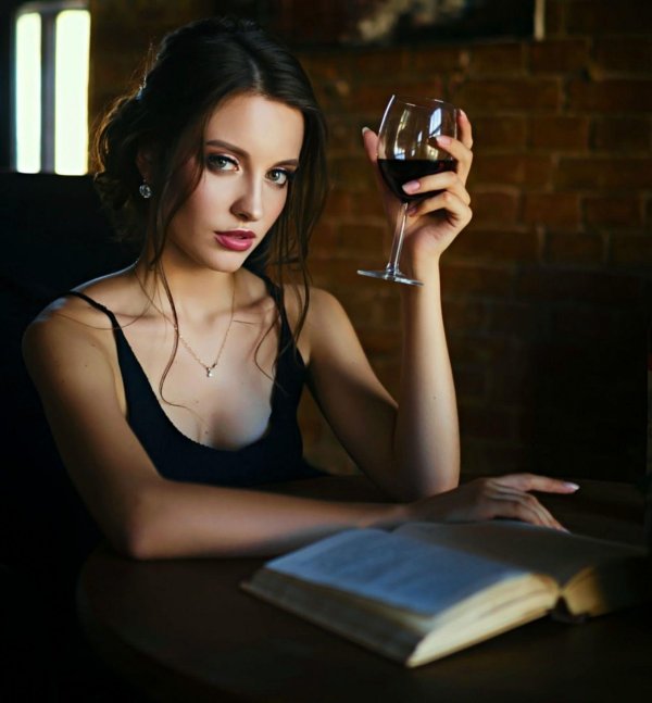 Девушка и бокал