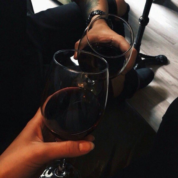 Девушка и бокал