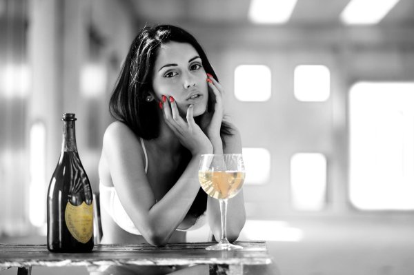 Девушка и бокал