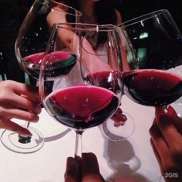 Девушка и бокал