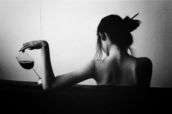 Девушка и бокал