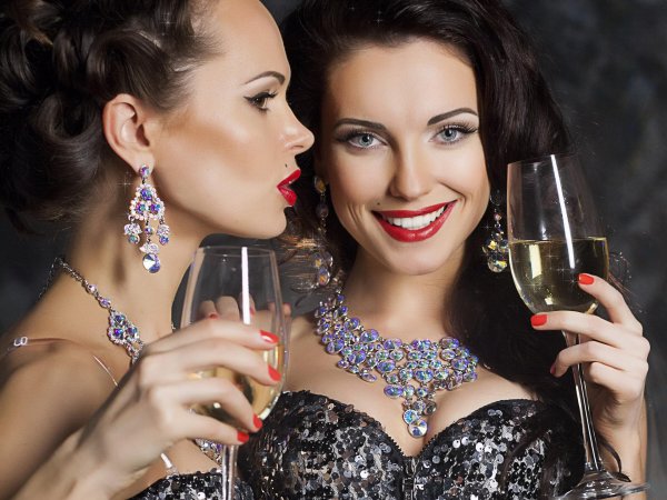 Девушка и бокал