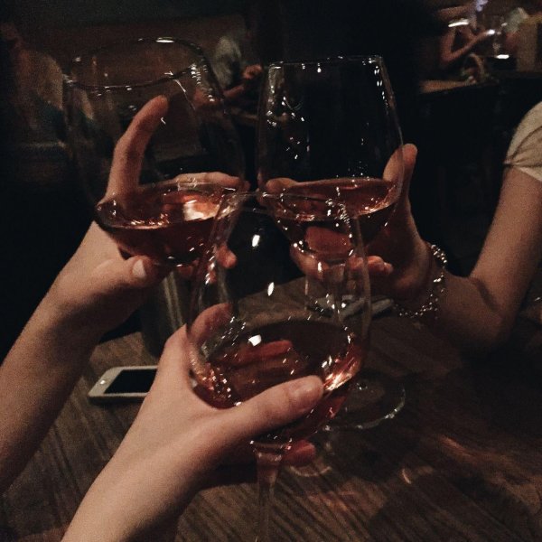 Девушка и бокал