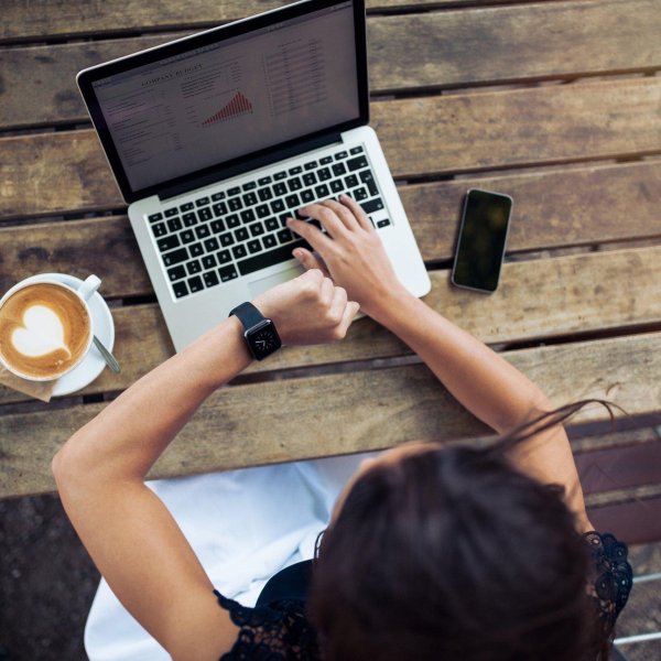 Девушка у компьютера