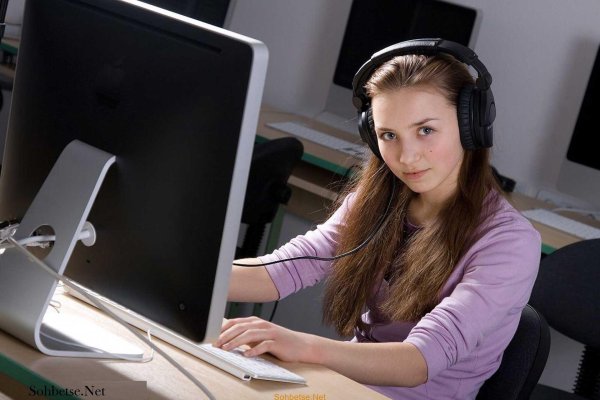 Девушка у компьютера