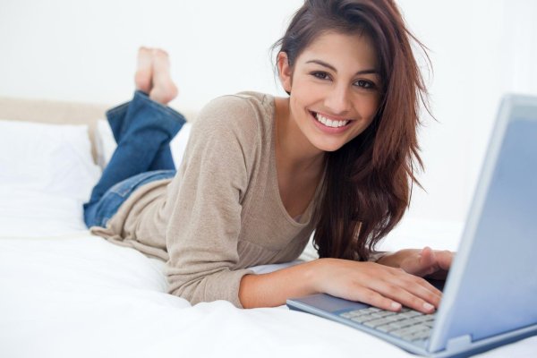 Девушка у компьютера