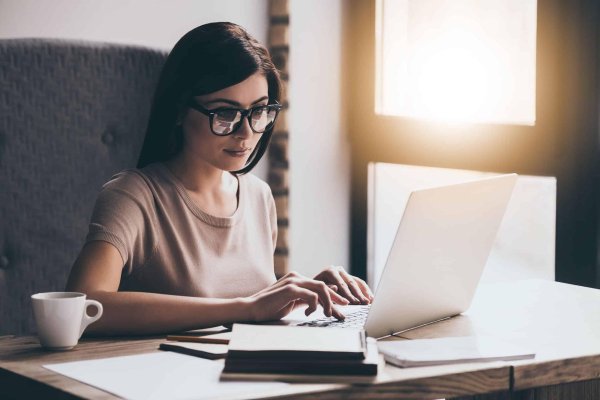 Девушка у компьютера