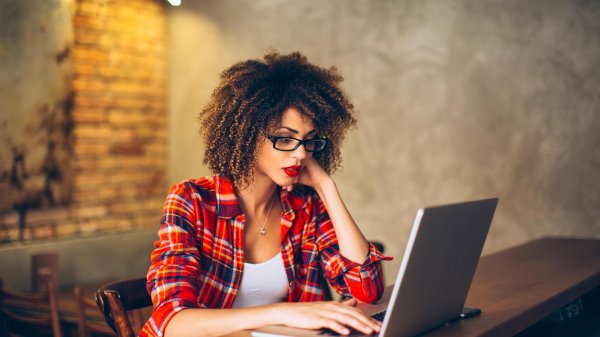 Девушка у компьютера