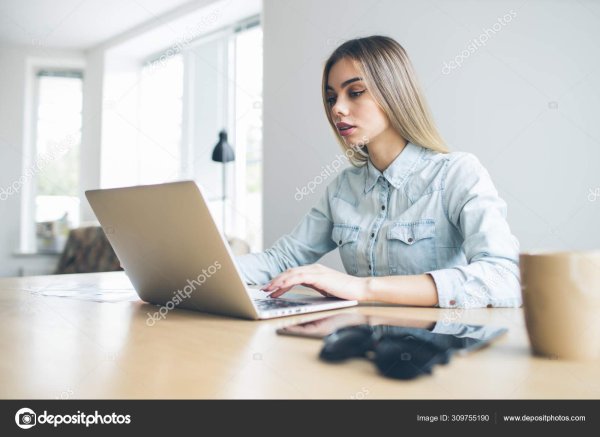 Девушка у компьютера