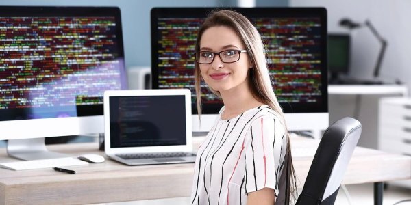 Девушка у компьютера