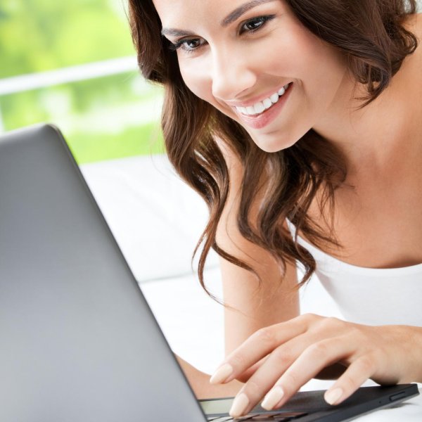 Девушка у компьютера