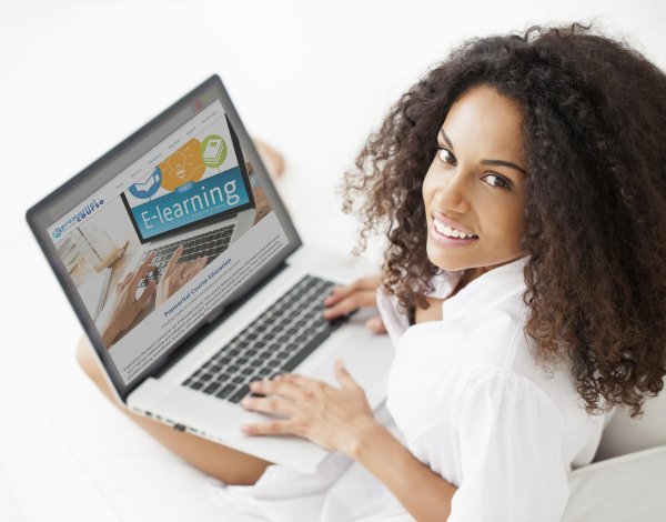 Девушка у компьютера