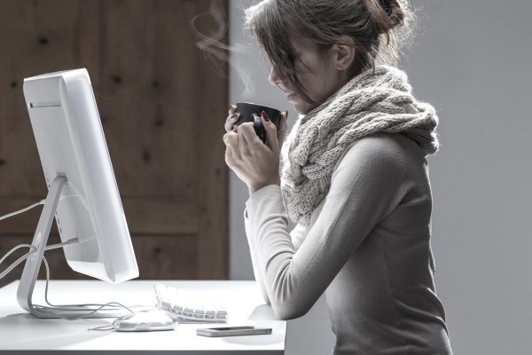 Девушка у компьютера