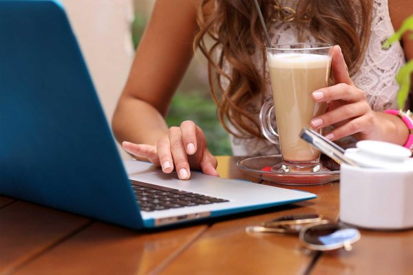 Девушка у компьютера