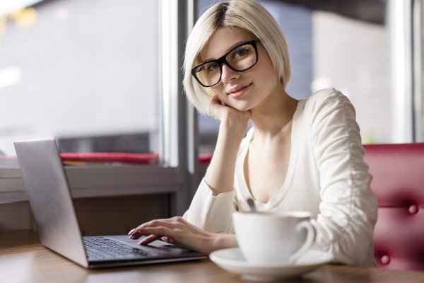 Девушка у компьютера