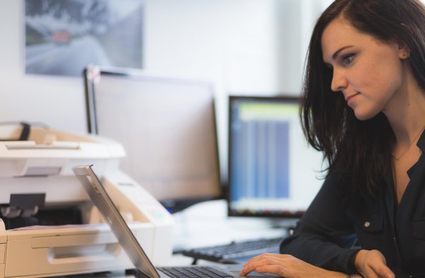 Девушка у компьютера