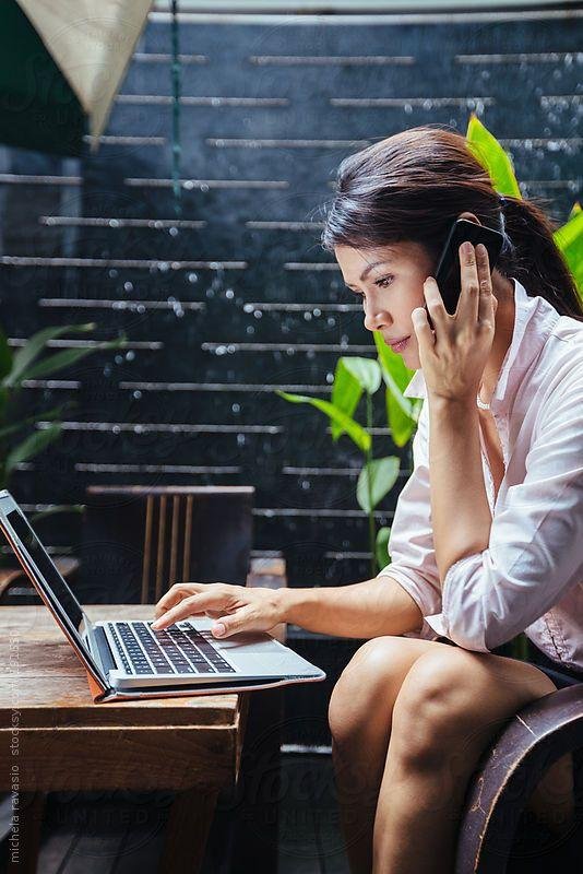 Девушка у компьютера