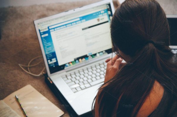 Девушка у компьютера