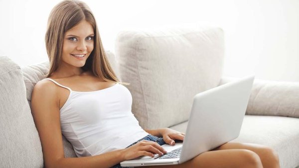 Девушка у компьютера