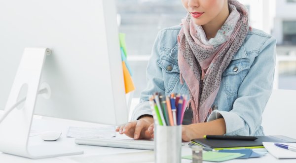 Девушка у компьютера