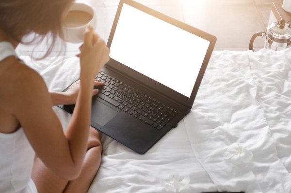 Девушка у компьютера