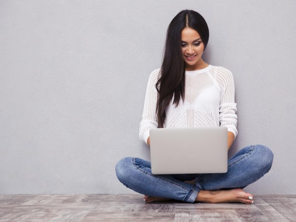 Девушка у компьютера