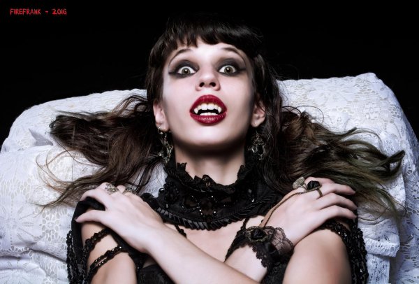 Вампир и девушка