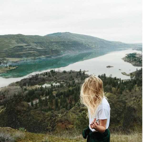 Горы и девушка