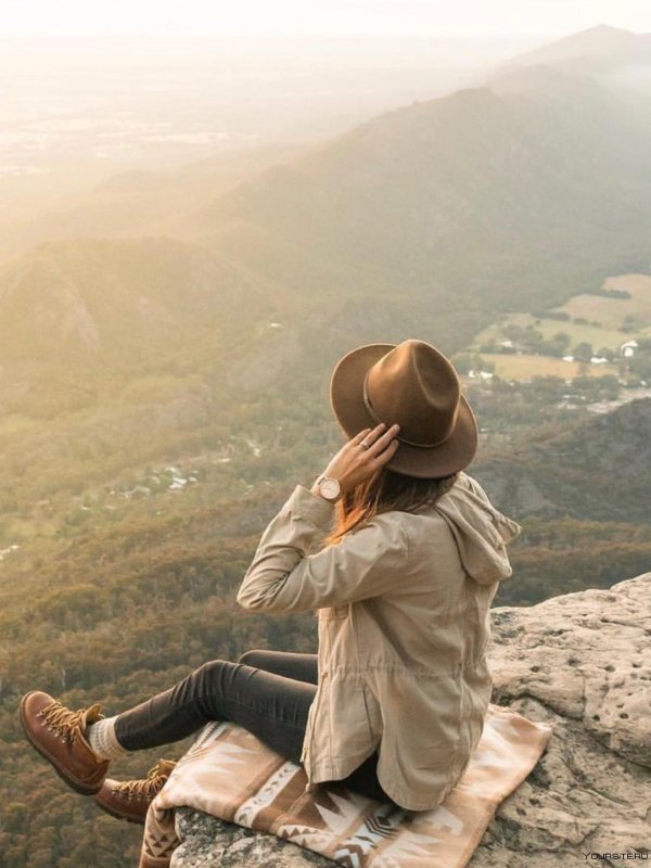 Горы и девушка