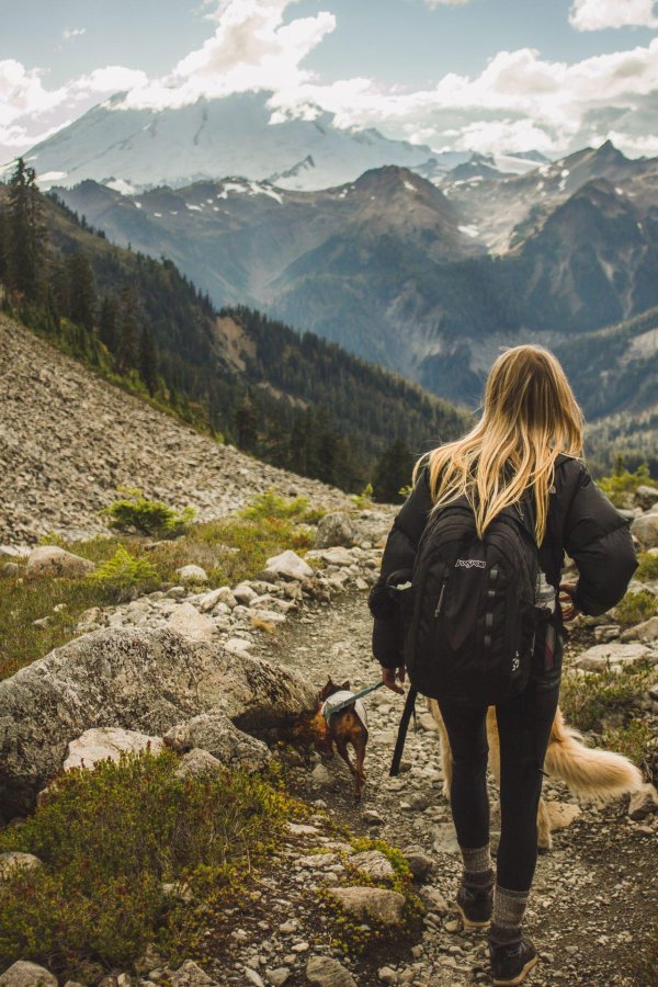 Горы и девушка