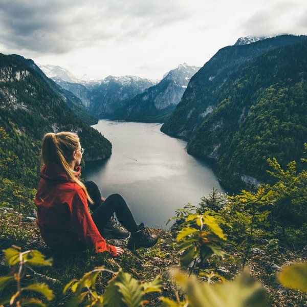 Горы и девушка