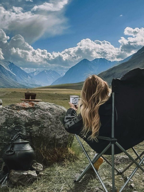 Горы и девушка