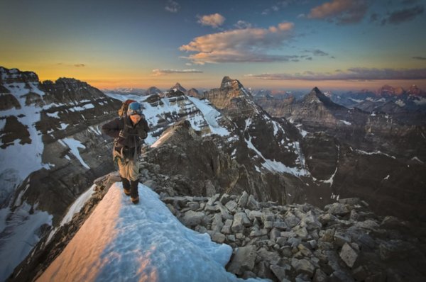 Горы и девушка