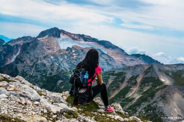Горы и девушка