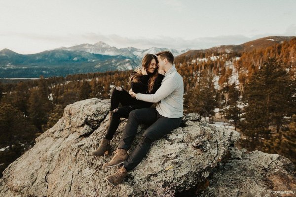 Горы и девушка